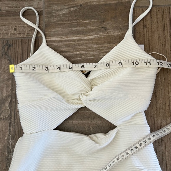 L*Space Kyslee Twisted Cutout One-Piece Swimsuit size small New - Picture 10 of 11